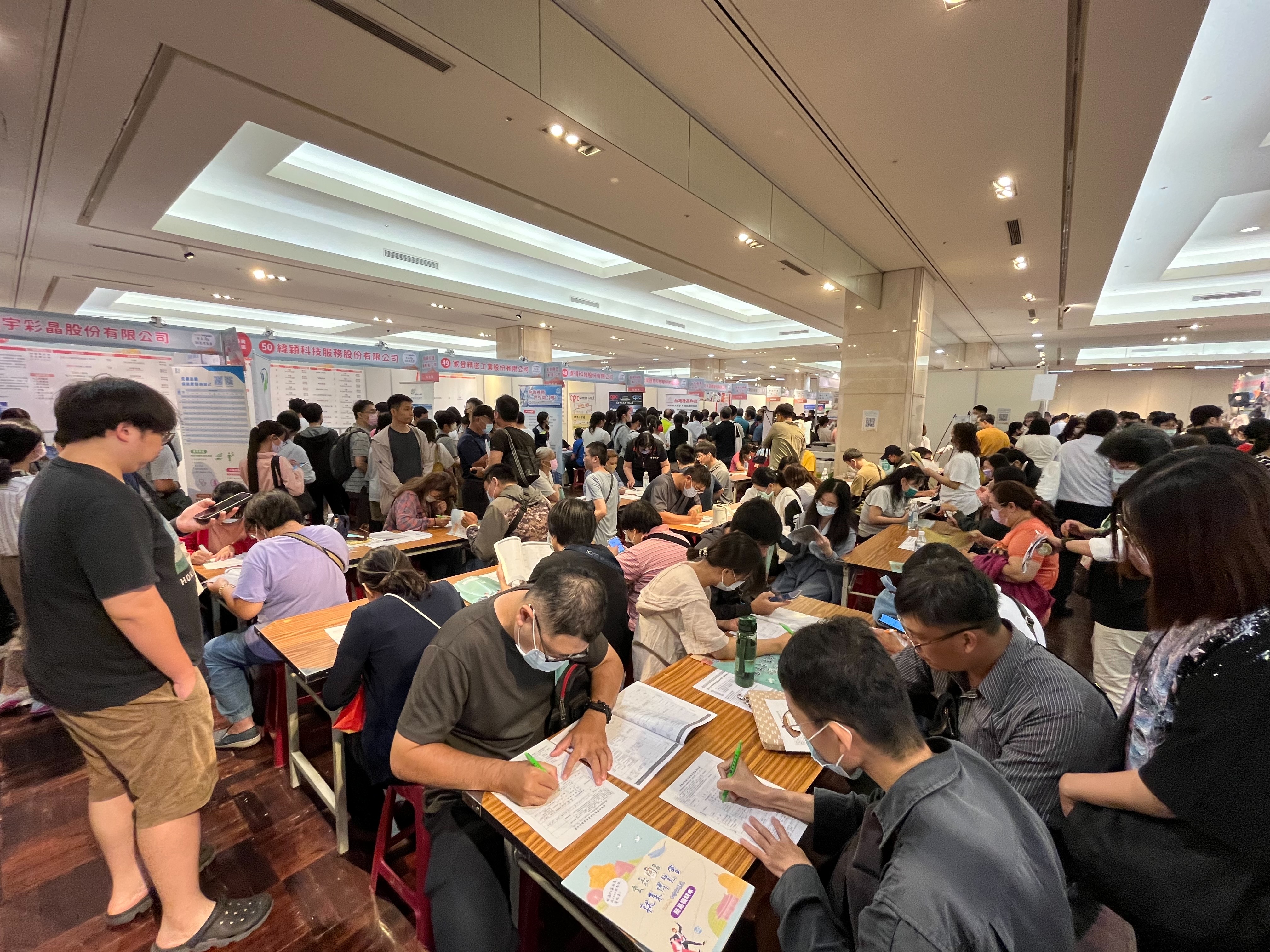 勞動部雲嘉南分署在台南舉辦疫後雲嘉南區最大場就博會，現場湧入不少民眾求職。